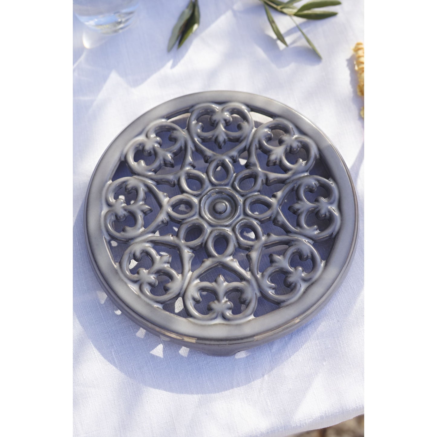 STAUB Serving 23 cm Round Cast Iron Trivet, Lily Decal, Graphite-Grey